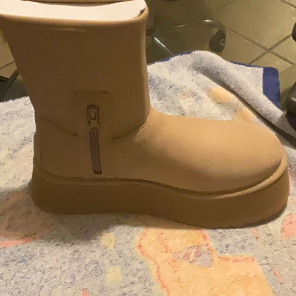 UGG Platform Boots in Sand Size 10, NWT - Picture 7 of 16